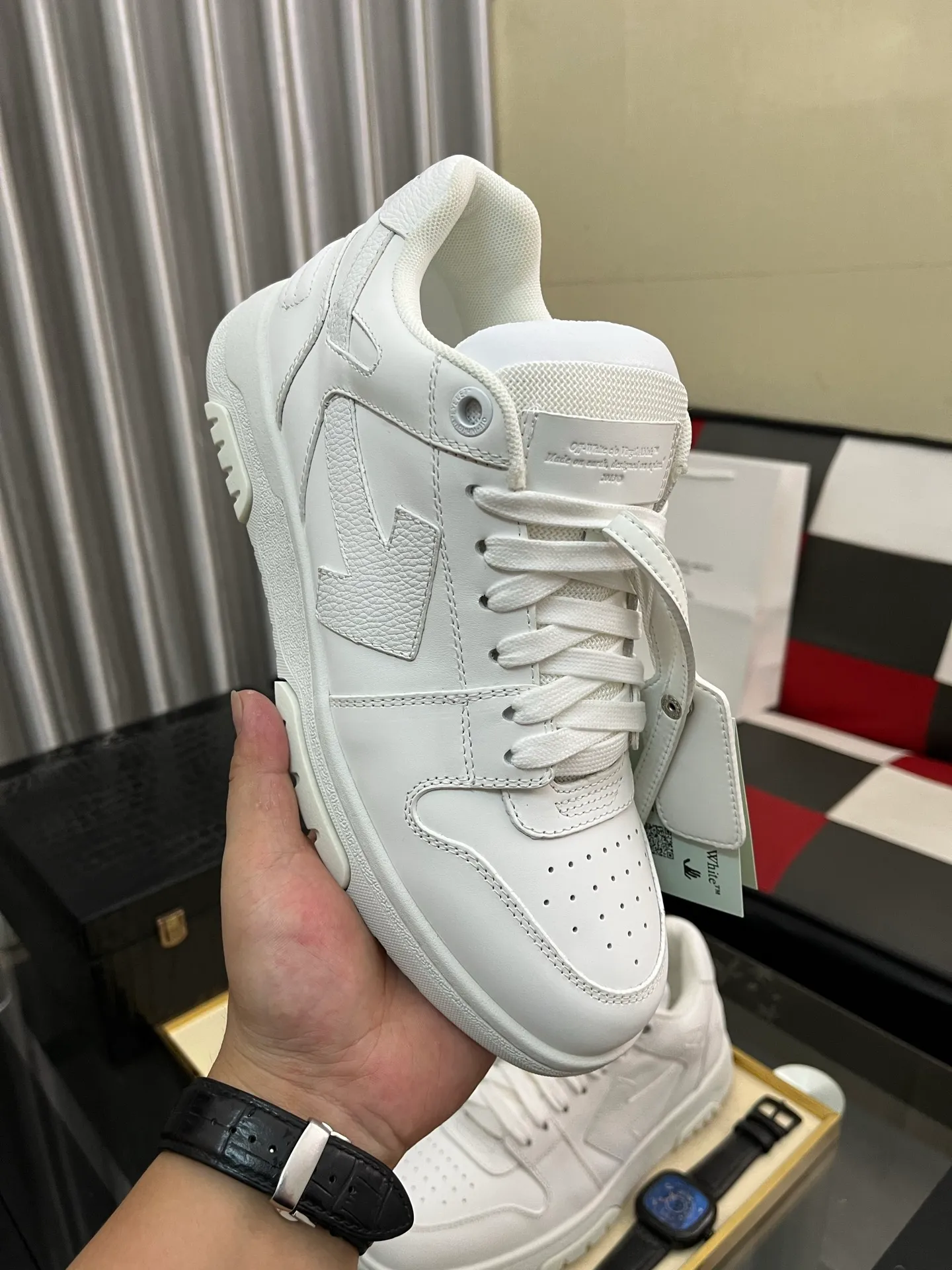 320⌚️⌚️ OFF-White C/O VirGil Abloh fashionable and versatile casual shoes, the exclusive first release of the new model. Made of environmentally friendly cowhide leather and mesh fabric upper material. The insole is embedded with foam cushioning EVA material. The correct midsole is equipped with EVA lightweight cushioning. External tooth stud anti-slip rubber outsole. The correct accessories can be customized simultaneously. Women's model: 35-40 Men's model: 39-45